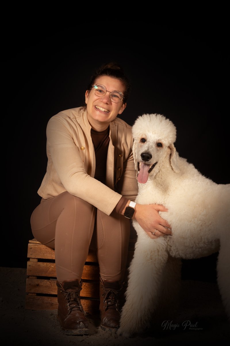 Amandine Creten, toiletteuse comportementale, complice avec un caniche royal